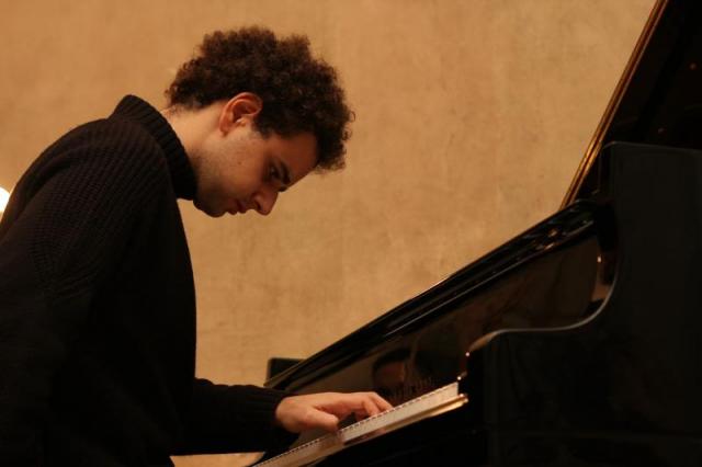 il pianista Gesualdo Coggi mentre esegue la "Prague Sonata" scritta dal M° Francesco Marino